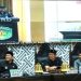 Alamsyah Parkesi yang baru menjabat Sekretaris DPRD Luwu Timur membacakan jawaban bupati atas padangan fraksi terkait RAPBD 2026, dalam rapat paripurna Kamis (13/11).