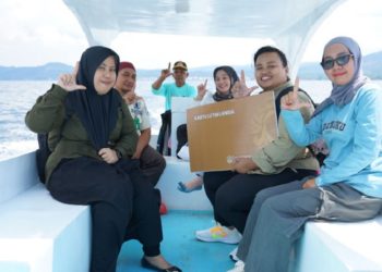 Tim penyalur menyeberangi Danau Matano untuk menyerahkan Kartu Lutim Lansia kepada seorang penerima yang sakit. Foto: Warta Lutim