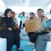Tim penyalur menyeberangi Danau Matano untuk menyerahkan Kartu Lutim Lansia kepada seorang penerima yang sakit. Foto: Warta Lutim