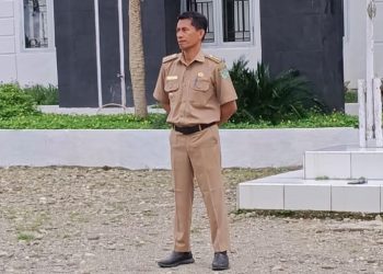 Camat Burau, Umar, memimpin apel pagi di Kantor Kecamatan Burau, Senin (08/12/2025). FOTO: IST