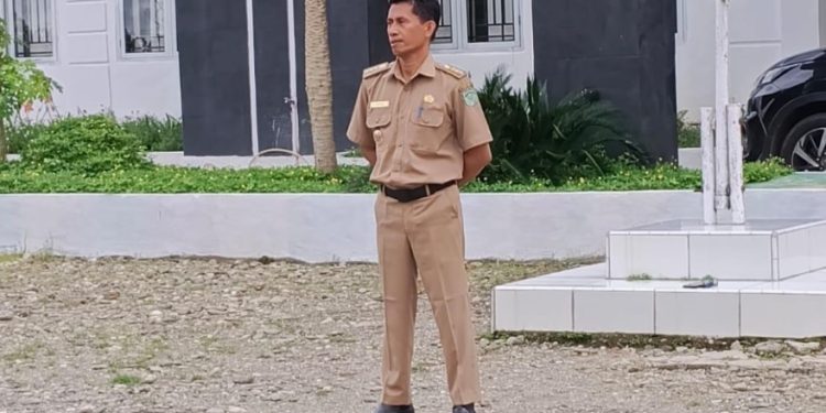Camat Burau, Umar, memimpin apel pagi di Kantor Kecamatan Burau, Senin (08/12/2025). FOTO: IST