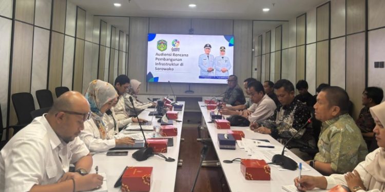 Bupati Luwu Timur, Irwan Bachri Syam bersama sejumlah pejabat Pemkab Lutim audiensi ke Kementerian PUPR bahas penataan pesisir Danau Matano, Selasa (25/11/2025). Foto: Warta Lutim