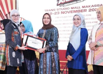 Ketua Dekranasda Luwu Timur, Ani Nurbani Irwan menerima trofi Juara 1 Parade Wastra pada Expo Kreatif Andalan 2025 di Trans Studio Mall Makassar, Minggu (23/11/2025). Foto: Warta Lutim
