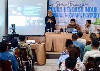 Kadis Parmudora Lutim, Andi Tabacina Akhmad berbicara pada FGD penyusunan Rencana Induk Geopark Matano di Wisma Golden House Malili, Kamis (20/11/2025). Foto: Warta Lutim