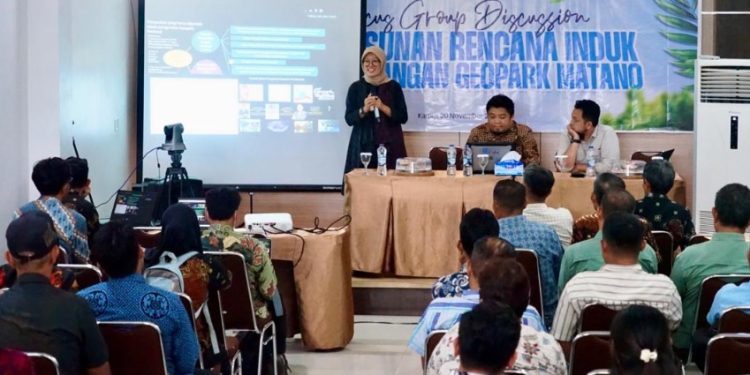 Kadis Parmudora Lutim, Andi Tabacina Akhmad berbicara pada FGD penyusunan Rencana Induk Geopark Matano di Wisma Golden House Malili, Kamis (20/11/2025). Foto: Warta Lutim