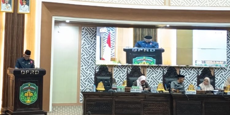 Juru bicara Fraksi Golkar, Aripin membacakan pandangan fraksinya atas RAPBD 2026, Rabu 12 November 2025.