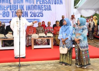 Dua guru dari daerah terpencil mendapat bantuan sepeda motor dari Bupati Luwu Timur, Irwan Bachri Syam pada peringatan HGN dan PGRI, Kamis (27/11/2025). Foto: Warta Lutim