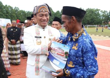Wakil Ketua DPRD Lutim, Jihadin Peruge turut hadir pada peringatan Hari Guru Nasional tingkat Kabupaten Luwu Timur, Selasa 25 November 2025. Foto: Warta Lutim