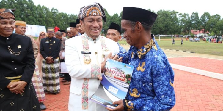 Wakil Ketua DPRD Lutim, Jihadin Peruge turut hadir pada peringatan Hari Guru Nasional tingkat Kabupaten Luwu Timur, Selasa 25 November 2025. Foto: Warta Lutim