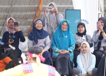 Sekretaris Dinkes Lutim, Helmy Kahar (duduk/kiri) sekaligus ketua panitia Hari Kesehatan Nasional tingkat Luwu Timur, dr. Helmy Kahar. Foto: Warta Lutim