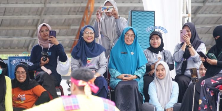 Sekretaris Dinkes Lutim, Helmy Kahar (duduk/kiri) sekaligus ketua panitia Hari Kesehatan Nasional tingkat Luwu Timur, dr. Helmy Kahar. Foto: Warta Lutim