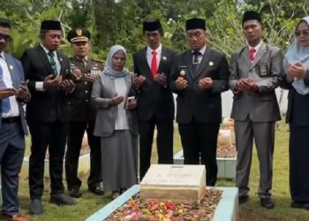 Wakil Ketua II DPRD Luwu Timur, Harisah Suharjo bersama para pejabat berdoa di TMP Malili dalam rangkaian peringatan Hari Pahlawan, Jumat (10/11).