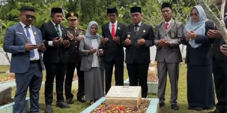 Wakil Ketua II DPRD Luwu Timur, Harisah Suharjo bersama para pejabat berdoa di TMP Malili dalam rangkaian peringatan Hari Pahlawan, Jumat (10/11).