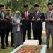 Wakil Ketua II DPRD Luwu Timur, Harisah Suharjo bersama para pejabat berdoa di TMP Malili dalam rangkaian peringatan Hari Pahlawan, Jumat (10/11).