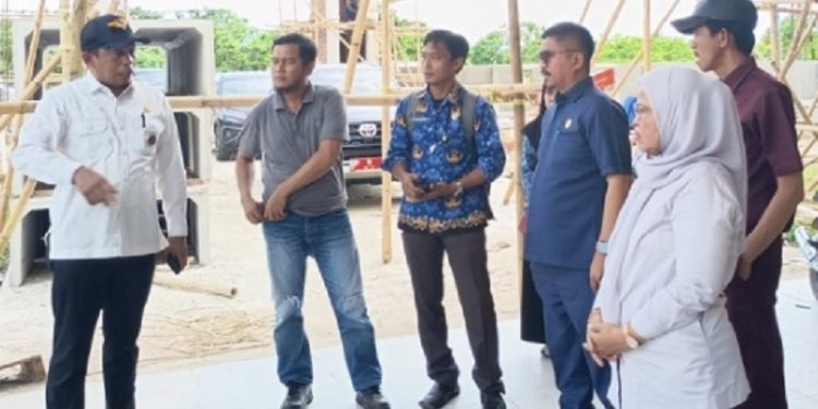 Harisah Suharjo bersama sejumlah anggota DPRD Luwu Timur meninjau pembangunan rumah sakit khusus gigi dan mulut di Atue, Senin 10 November 2025.