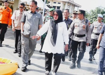 Wakil Ketua I DPRD Luwu Timur, Jihadin Peruge dan Wakil Bupati Luwu Timur, Puspawati Husler meninjau fasilitas mitigasi bencana usai apel siaga hidrometeorologi di Mapolres Luwu Timur, Rabu (5/11).