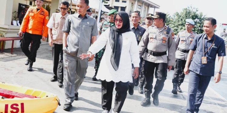 Wakil Ketua I DPRD Luwu Timur, Jihadin Peruge dan Wakil Bupati Luwu Timur, Puspawati Husler meninjau fasilitas mitigasi bencana usai apel siaga hidrometeorologi di Mapolres Luwu Timur, Rabu (5/11).