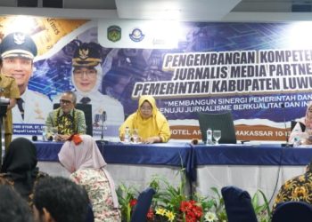 Plt Kadis Kominfo Lutim, Muhammad Safaat membuka pelatihan jurnalis mitra Pemkab Lutim di Hotel Aryaduta, Selasa (11/11/2025).