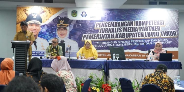 Plt Kadis Kominfo Lutim, Muhammad Safaat membuka pelatihan jurnalis mitra Pemkab Lutim di Hotel Aryaduta, Selasa (11/11/2025).