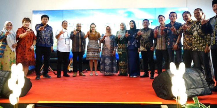 Tiga pimpinan DPRD Luwu Timur menghadiri acara pisah sambut Kajari Lutim, Minggu (9/11/2025).