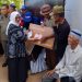 Wakil Bupati Luwu Timur, Puspawati Husler menyerahkan uang tunai pada pencairan perdana program Kartu Lansia di halaman Kantor Bupati Lutim, 30 Oktober 2025. Foto: Jaeja.id