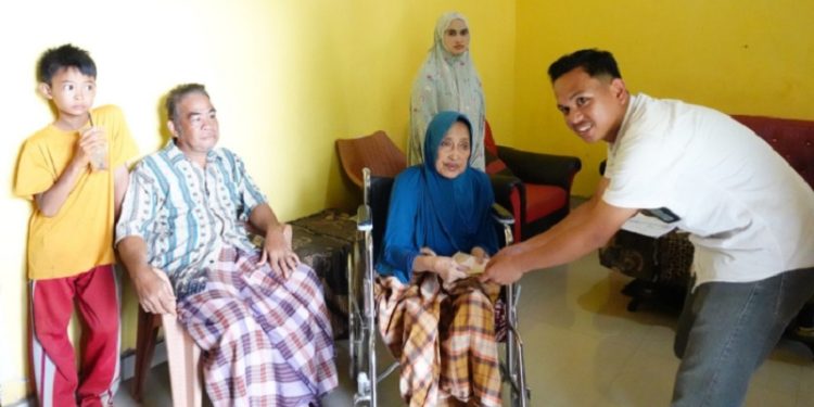 Pemkab Lutim mengantar langsung ke rumah warga penerima Kartu Lansia. Foto: Warta Lutim