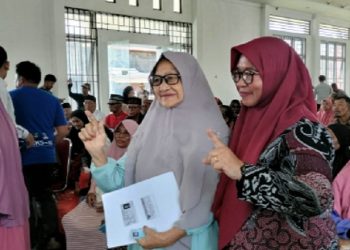 Wakil Bupati Luwu Timur, Puspawati Husler berfoto bersama warga pada penyaluran Kartu Lutim Lansia di Kecamatan Wotu, Kamis (6/11/2025).