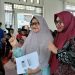 Wakil Bupati Luwu Timur, Puspawati Husler berfoto bersama warga pada penyaluran Kartu Lutim Lansia di Kecamatan Wotu, Kamis (6/11/2025).