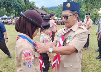 Ketua Kwarcab Gerakan Pramuka Luwu Timur, La Besse saat menutup kegiatan Kelompraga SD/MI Lutim 2025 di Bumi Perkemahan Sawerigading Sorowako, Jumat (12/12/2025). Foto: Jaeja.id