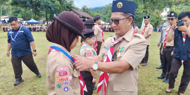 Ketua Kwarcab Gerakan Pramuka Luwu Timur, La Besse saat menutup kegiatan Kelompraga SD/MI Lutim 2025 di Bumi Perkemahan Sawerigading Sorowako, Jumat (12/12/2025). Foto: Jaeja.id