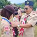 Ketua Kwarcab Gerakan Pramuka Luwu Timur, La Besse saat menutup kegiatan Kelompraga SD/MI Lutim 2025 di Bumi Perkemahan Sawerigading Sorowako, Jumat (12/12/2025). Foto: Jaeja.id