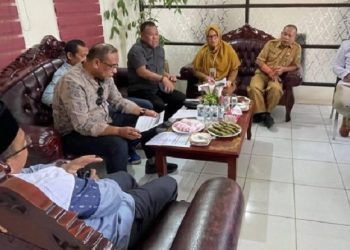 Sejumlah anggota DPRD Luwu Timur berdialog dengan Direktur RSUD I Lagaligo, dr Irfan bersama stafnya, Selasa (11/11). Foto: FB Sarkawi Hamid