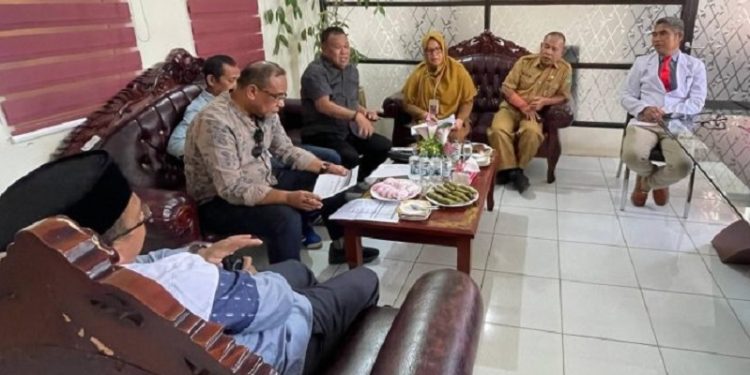 Sejumlah anggota DPRD Luwu Timur berdialog dengan Direktur RSUD I Lagaligo, dr Irfan bersama stafnya, Selasa (11/11). Foto: FB Sarkawi Hamid