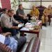 Sejumlah anggota DPRD Luwu Timur berdialog dengan Direktur RSUD I Lagaligo, dr Irfan bersama stafnya, Selasa (11/11). Foto: FB Sarkawi Hamid
