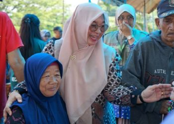 Wakil Bupati Luwu Timur, Puspawati Husler bercengkrama dengan warga saat penyaluran Kartu Lutim Lansia di Kecamatan Nuha, Jumat 31 Oktober 2025. Foto: Warta Lutim