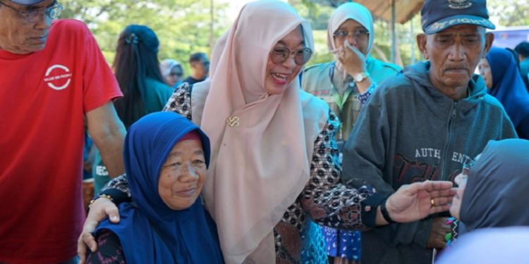 Wakil Bupati Luwu Timur, Puspawati Husler bercengkrama dengan warga saat penyaluran Kartu Lutim Lansia di Kecamatan Nuha, Jumat 31 Oktober 2025. Foto: Warta Lutim