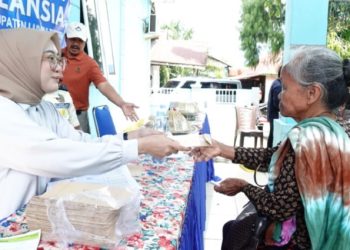 Penyaluran Kartu Lutim Lansia di Kecamatan Wasuponda berlangsung tertib pada Jumat, 31 Oktober 2025. Foto: Warta Lutim