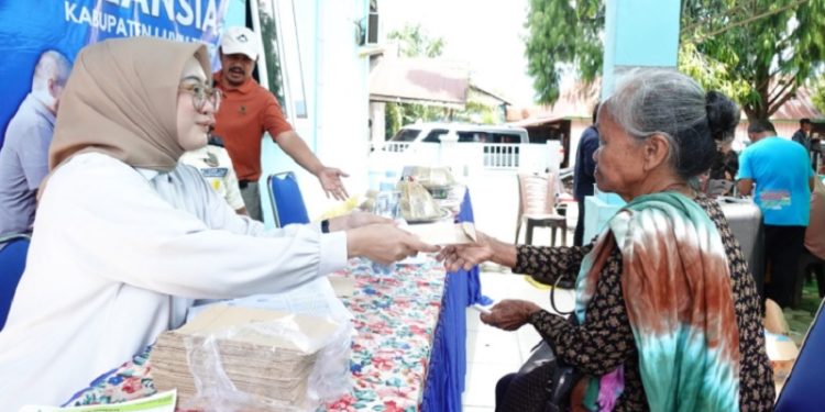 Penyaluran Kartu Lutim Lansia di Kecamatan Wasuponda berlangsung tertib pada Jumat, 31 Oktober 2025. Foto: Warta Lutim