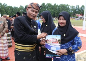 Wakil Ketua DPRD Luwu Timur, Jihadin Peruge menghadiri peringatan HUT KORPRI ke-54 di Lapangan Pendidikan Mailili, Senin (01/12/2025).