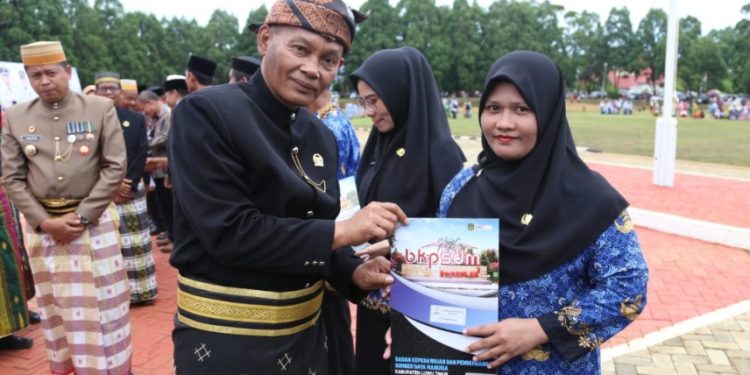 Wakil Ketua DPRD Luwu Timur, Jihadin Peruge menghadiri peringatan HUT KORPRI ke-54 di Lapangan Pendidikan Mailili, Senin (01/12/2025).