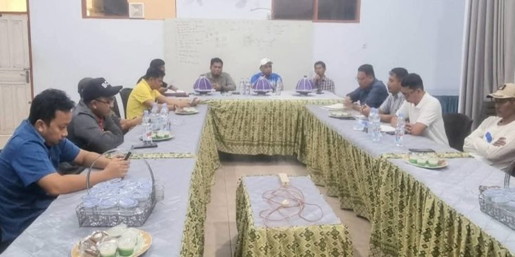 Sejumlah anggota DPRD Luwu Timur dari Daplil 3, menggelar pertemuan dengan manajemen PTPN IV bahas persoalan limbah pabrik kelapa sawit, Sabtu (1/11). Foto: FB Sarkawi Hamid