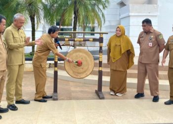 Kepala DPMD Lutim memukul gong tanda dimulainya lomba kebersihan antar desa, kecamatan dan OPD, pada apel pagi Senin (24/11/2025). Foto: Warta Lutim