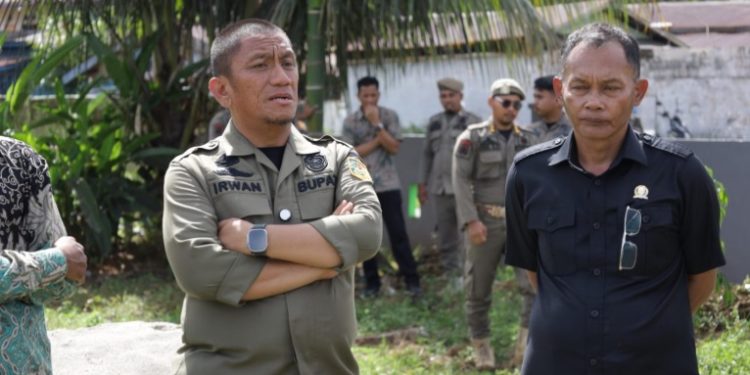 Wakil Ketua I DPRD Luwu Timur, Jihadin Paruge, mendampingi Bupati Luwu Timur, Irwan Bachri Syam, meninjau kondisi MTs Nurul Taqwa Sorowako, Kamis (04/12/2025).