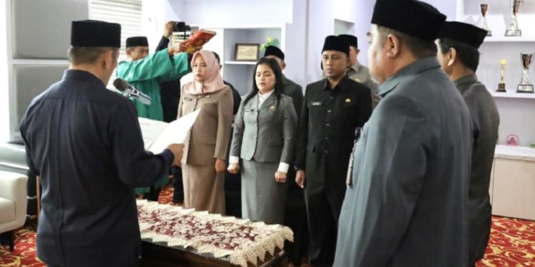 Bupati Luwu Timur, Irwan Bachri Syam melantik tujuh pejabat eselon IV di lingkup Pemkab Luwu Timur, Kamis (27/11/1015). Foto: Warta Lutim