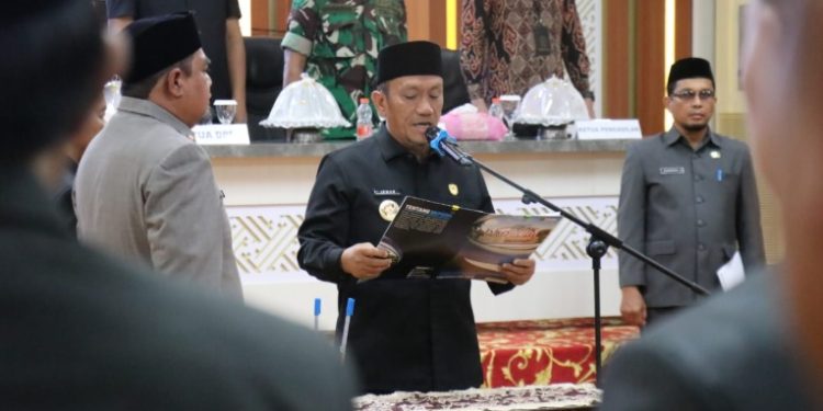Pelantikan pejabat eselon II, III, IV hingga lurah di Aula Sasana Praja Kantor Bupati Luwu Timur, Kamis (13/11/2025). Foto: Warta Lutim