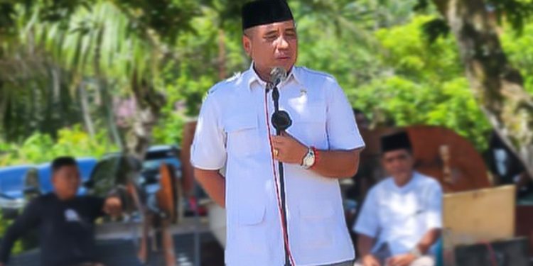 Anggota DPRD Luwu Timur, Sarkawi Hamid selaku Ketua Panitia Pembangunan Masjid Nurul Hidayah menyampaikan sambutan pada peletakan batu pertama, Senin (01/12/2025).