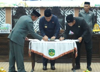 Penandatanganan bersama terhadap Penambahan Penyertaan Modal Daerah pada Perseroda Luwu Timur Gemilang oleh Bupati dan ketua DPRD Luwu Timur, Kamis (27/11/2025). Foto: Warta Lutim