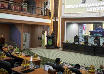 Juru bicara fraksi PDIP, Ambrosius Baroallo menyampaikan pendapat akhir fraksinya terkait ranperda Riset dan Inovasi Daerah di Ruang Paripurna DPRD Lutim, Jumat (21/11/2025).