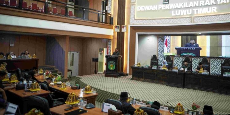 Juru bicara fraksi PDIP, Ambrosius Baroallo menyampaikan pendapat akhir fraksinya terkait ranperda Riset dan Inovasi Daerah di Ruang Paripurna DPRD Lutim, Jumat (21/11/2025).