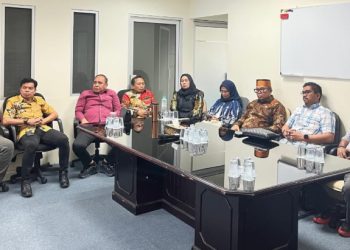 Kunker Pansus DPRD Lutim terkait tambahan penyertaan modal LTG ke Kantor PT POMU, Jumat (06/11). Foto: FB Sarkawi Hamid